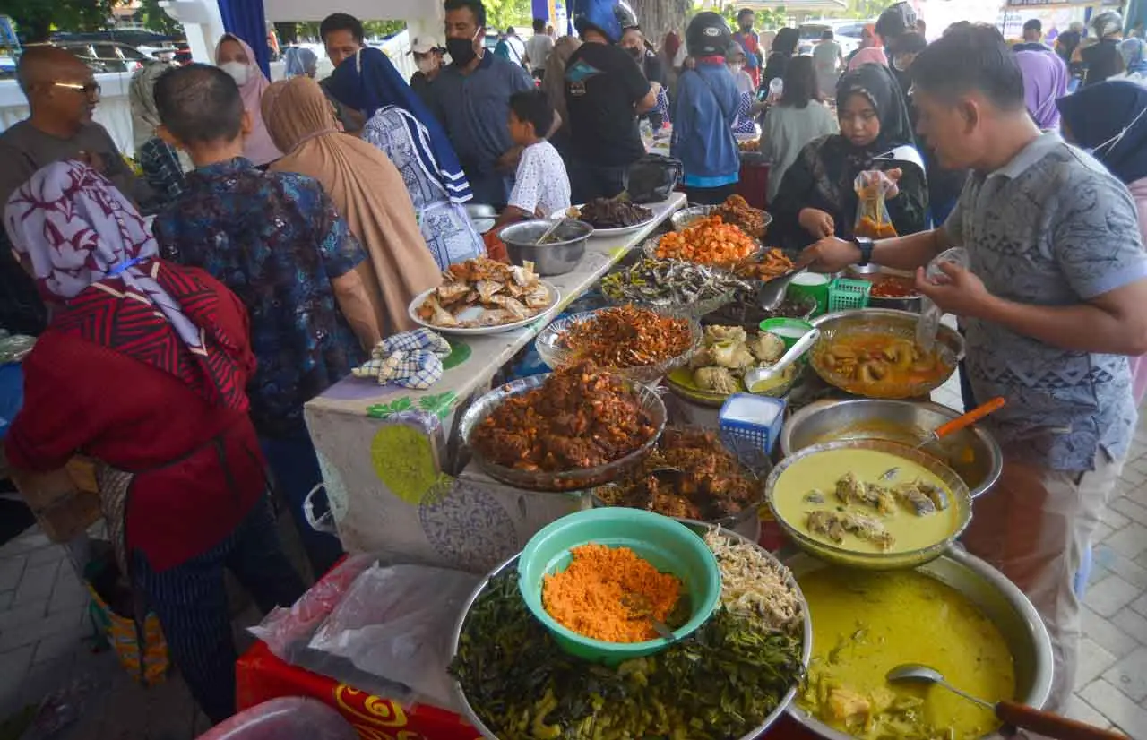 Jelang Berbuka Puasa,...