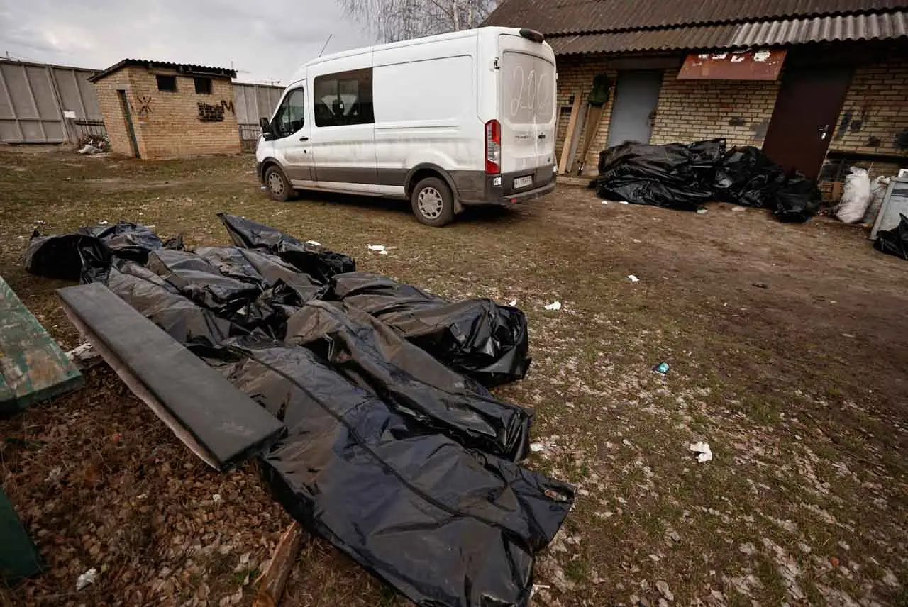 Relawan Evakuasi Mayat...