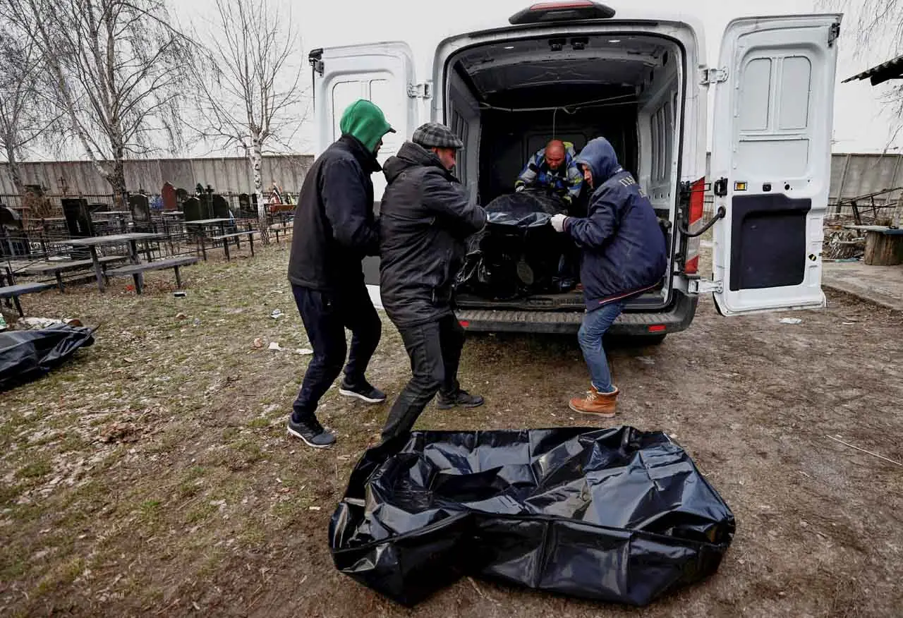 Relawan Evakuasi Mayat...