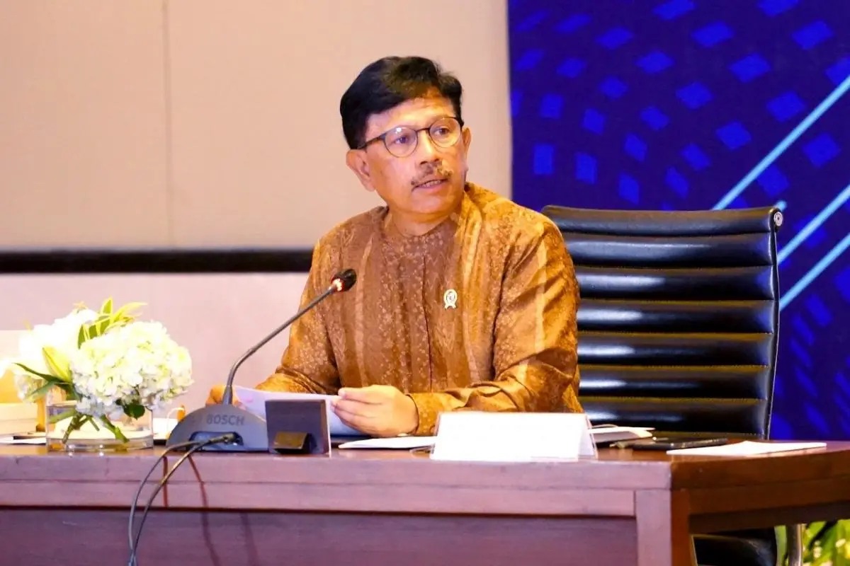 Menteri Johnny Ajak...