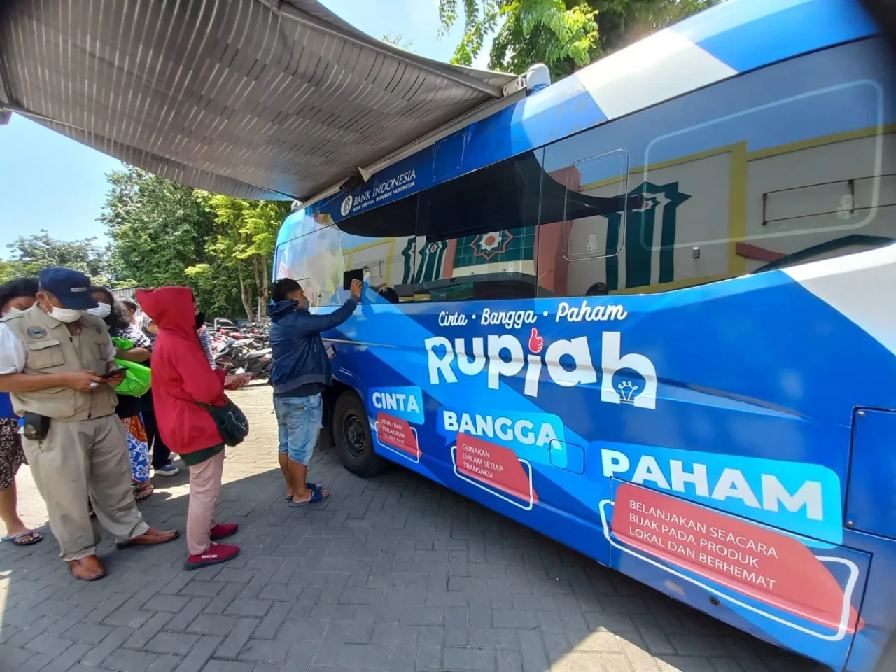 Antrean Penukaran Uang...