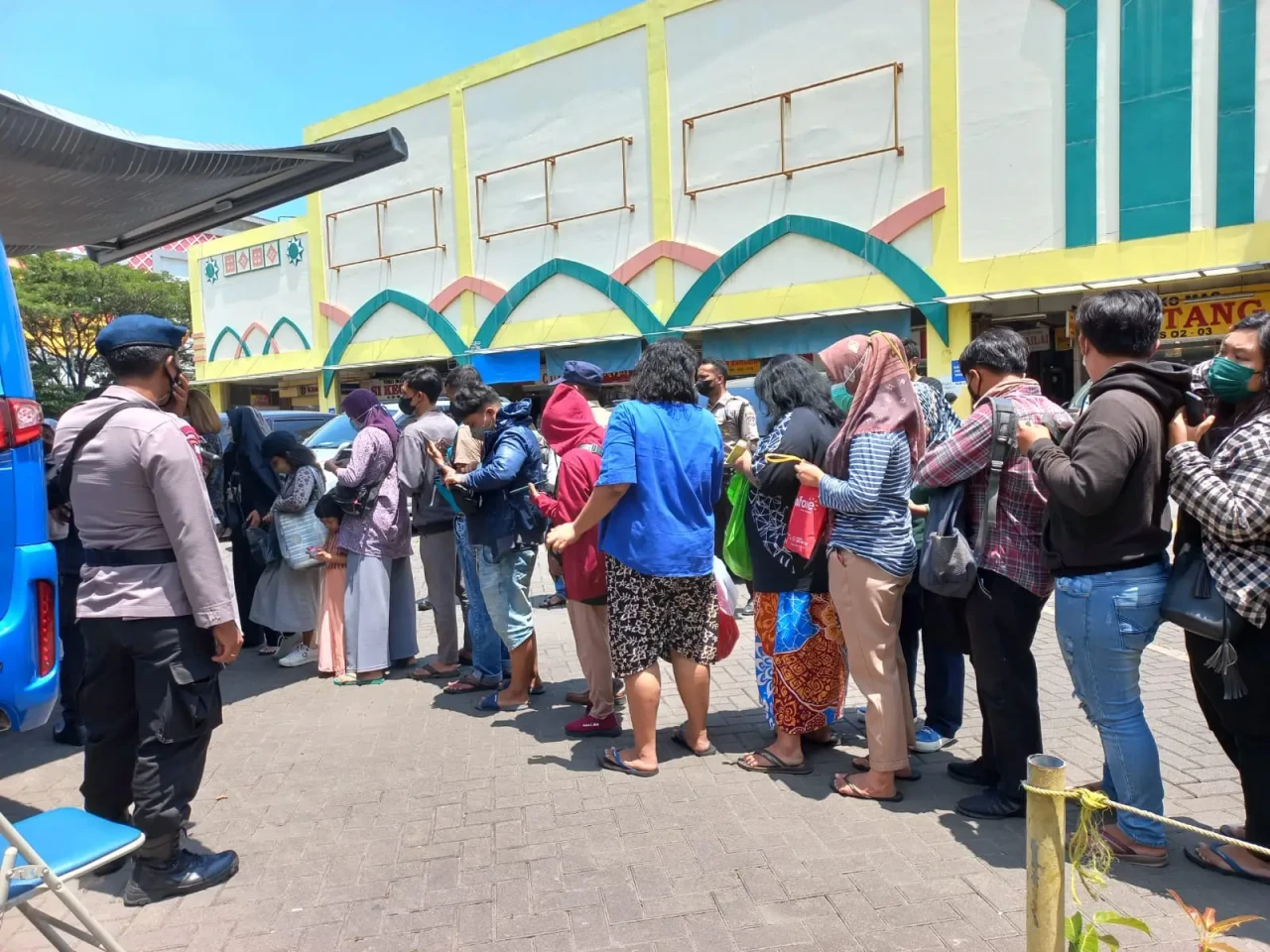 Antrean Penukaran Uang...