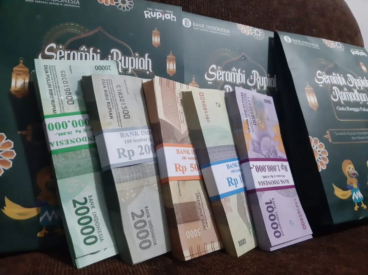 Antrean Penukaran Uang...