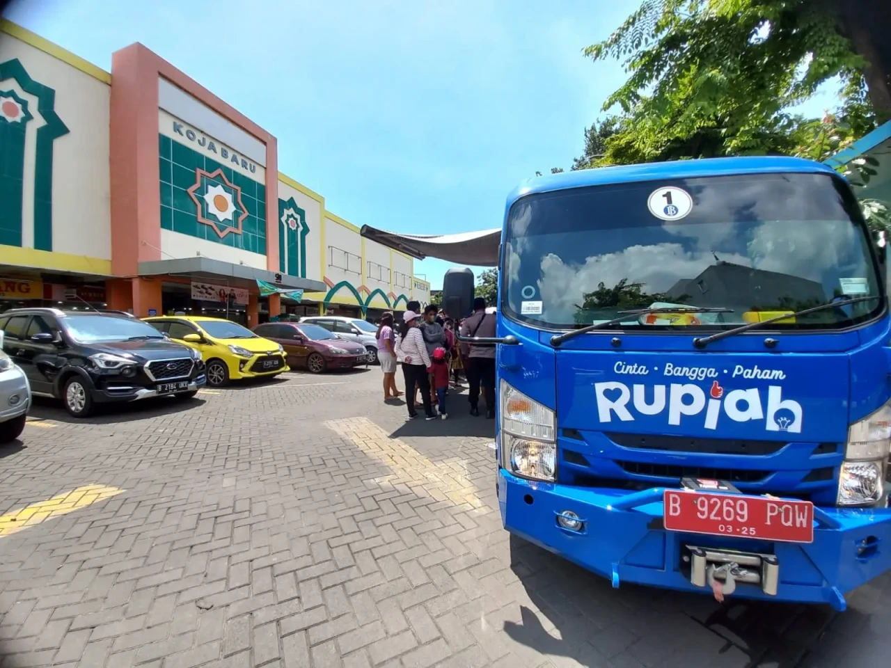 Antrean Penukaran Uang...