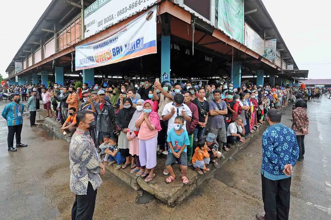 Presiden Jokowi Serahkan...