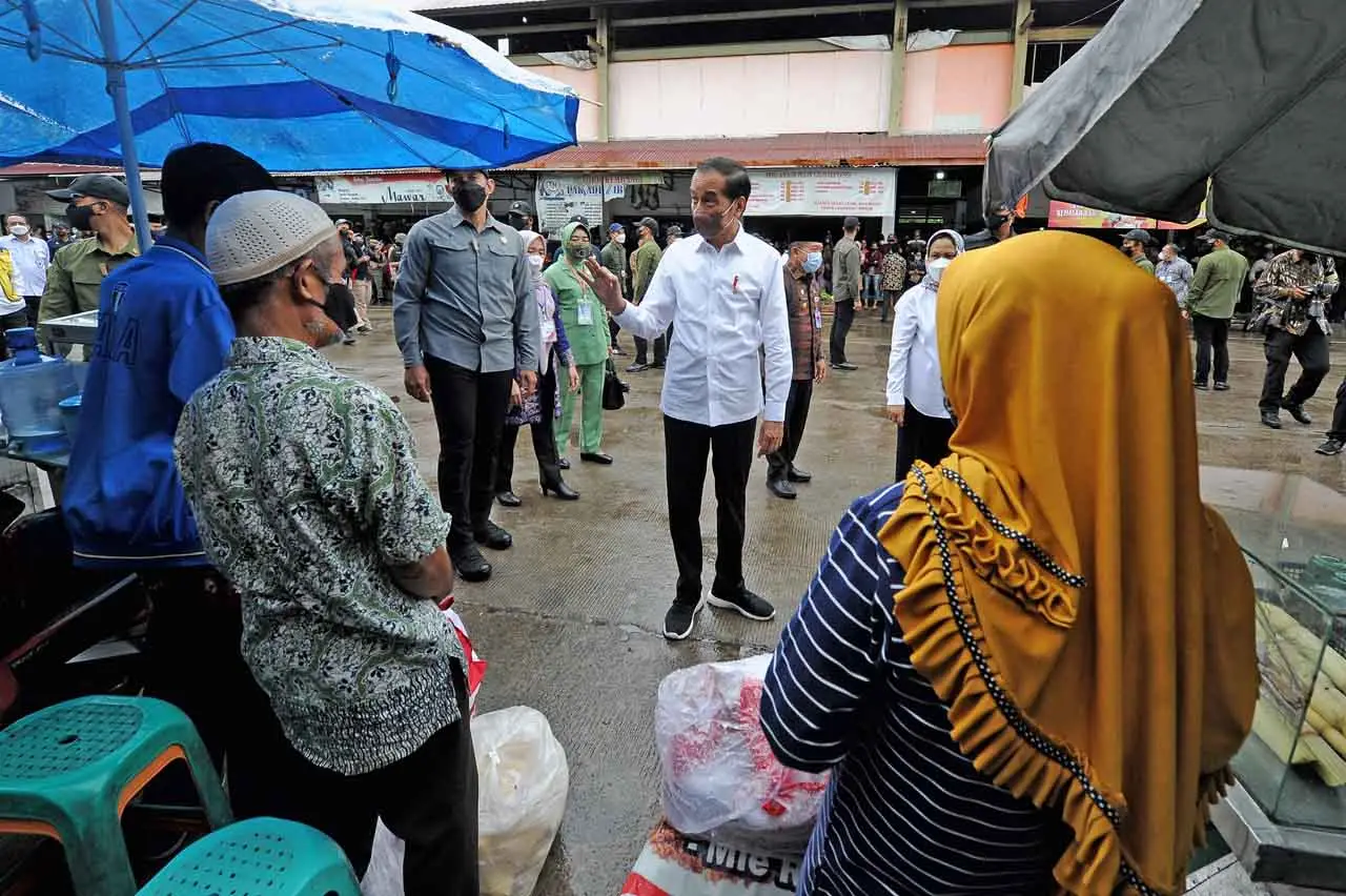 Presiden Jokowi Serahkan...