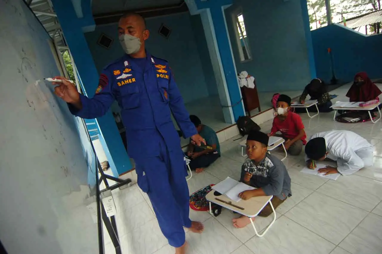 Polisi Air Ini Mengajar...
