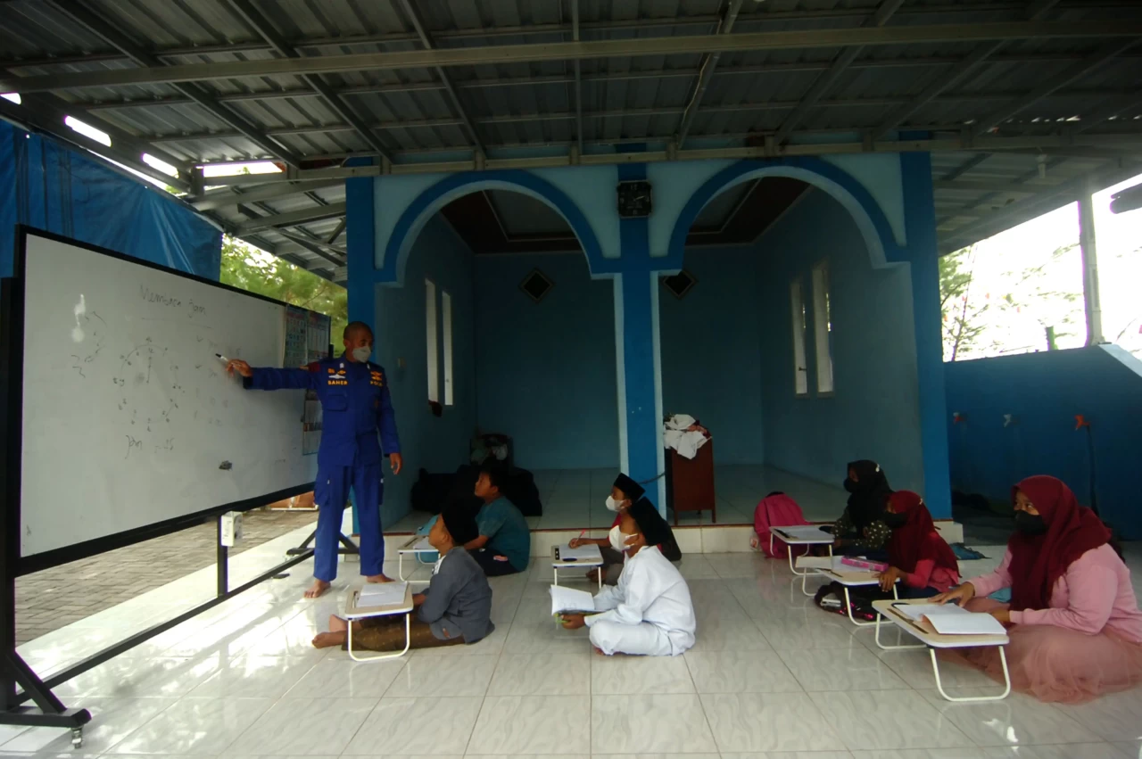 Polisi Air Ini Mengajar...