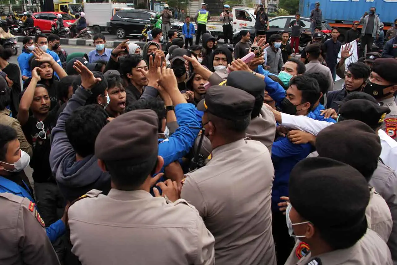 Memanas, Mahasiswa Bakar...