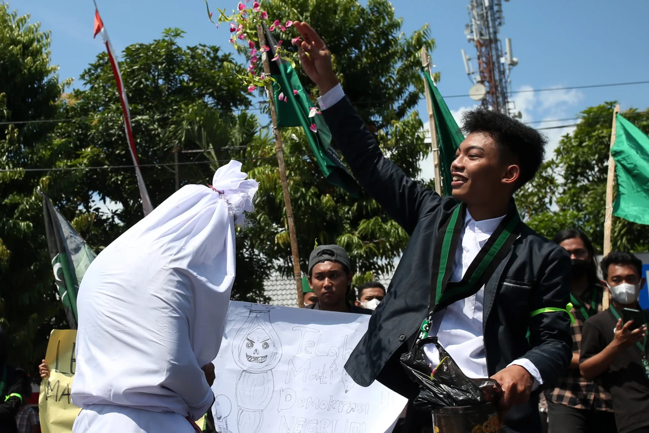 Bakar Ban Bekas Hingga...