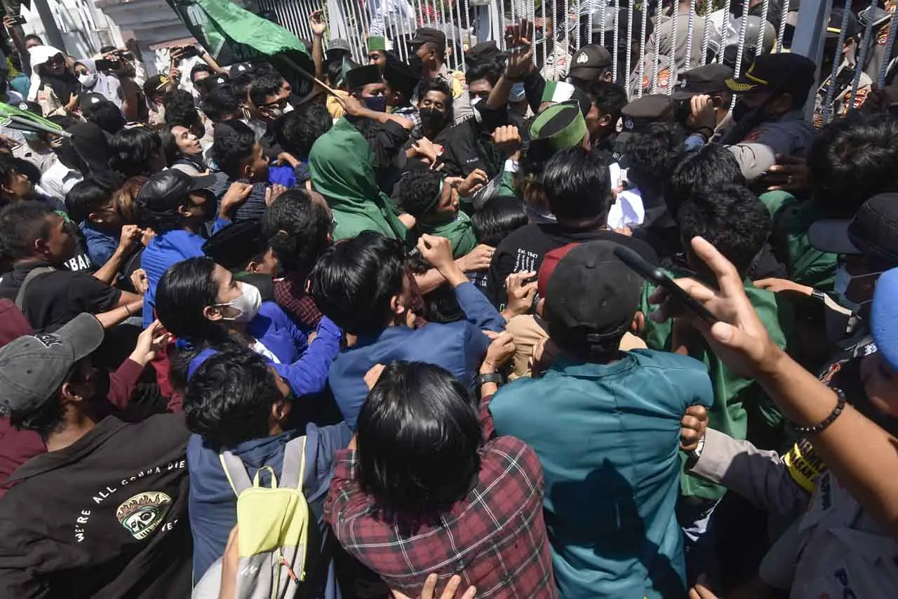 Demo 11 April di Mataram,...
