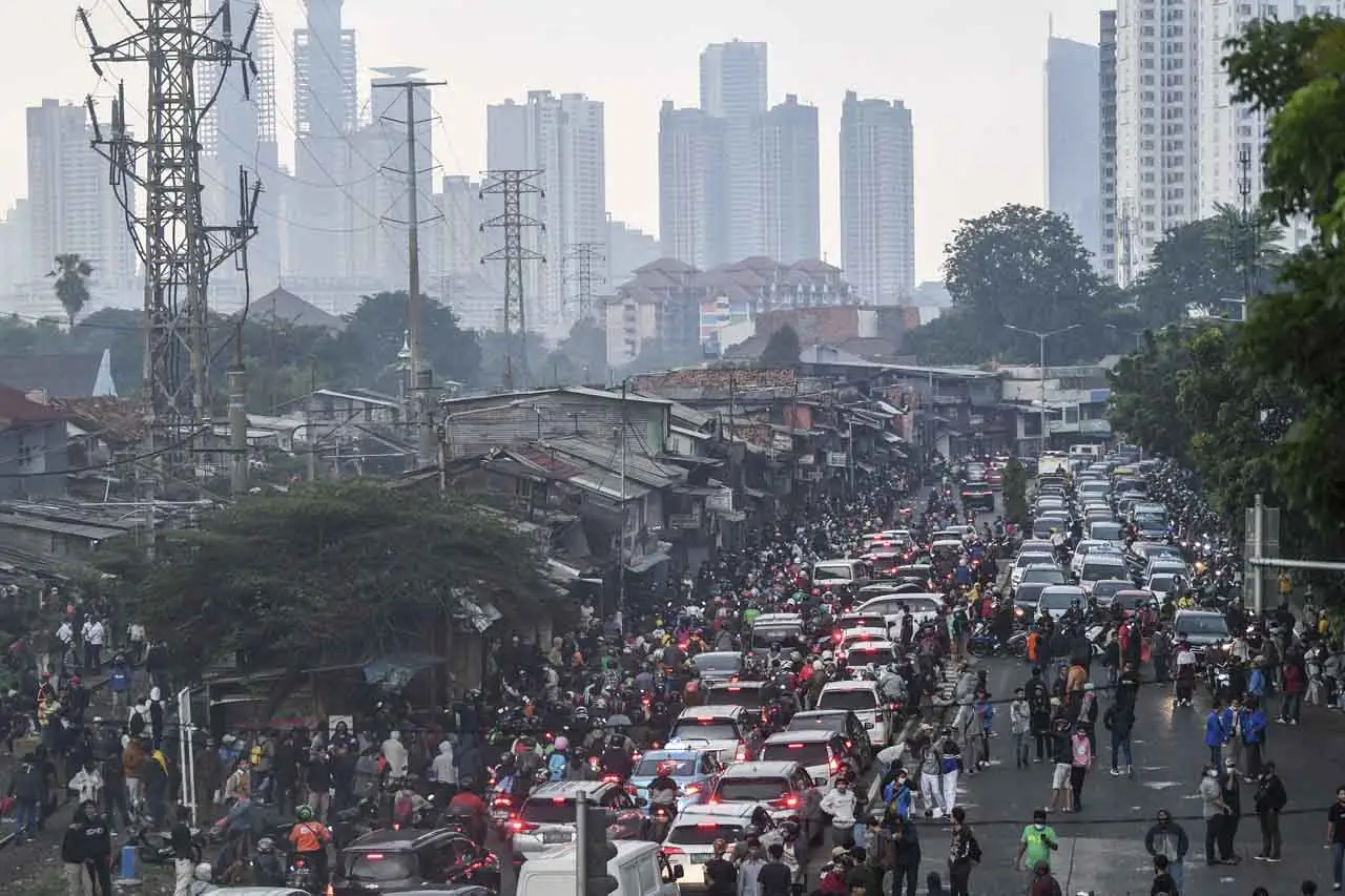 Aksi Unjuk Rasa Ricuh...