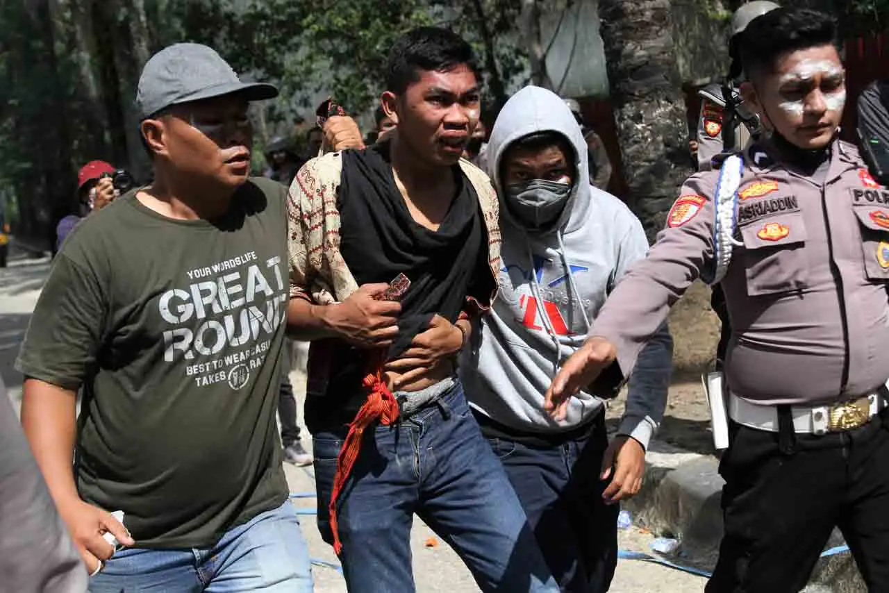 Aparat Bentrok dengan...
