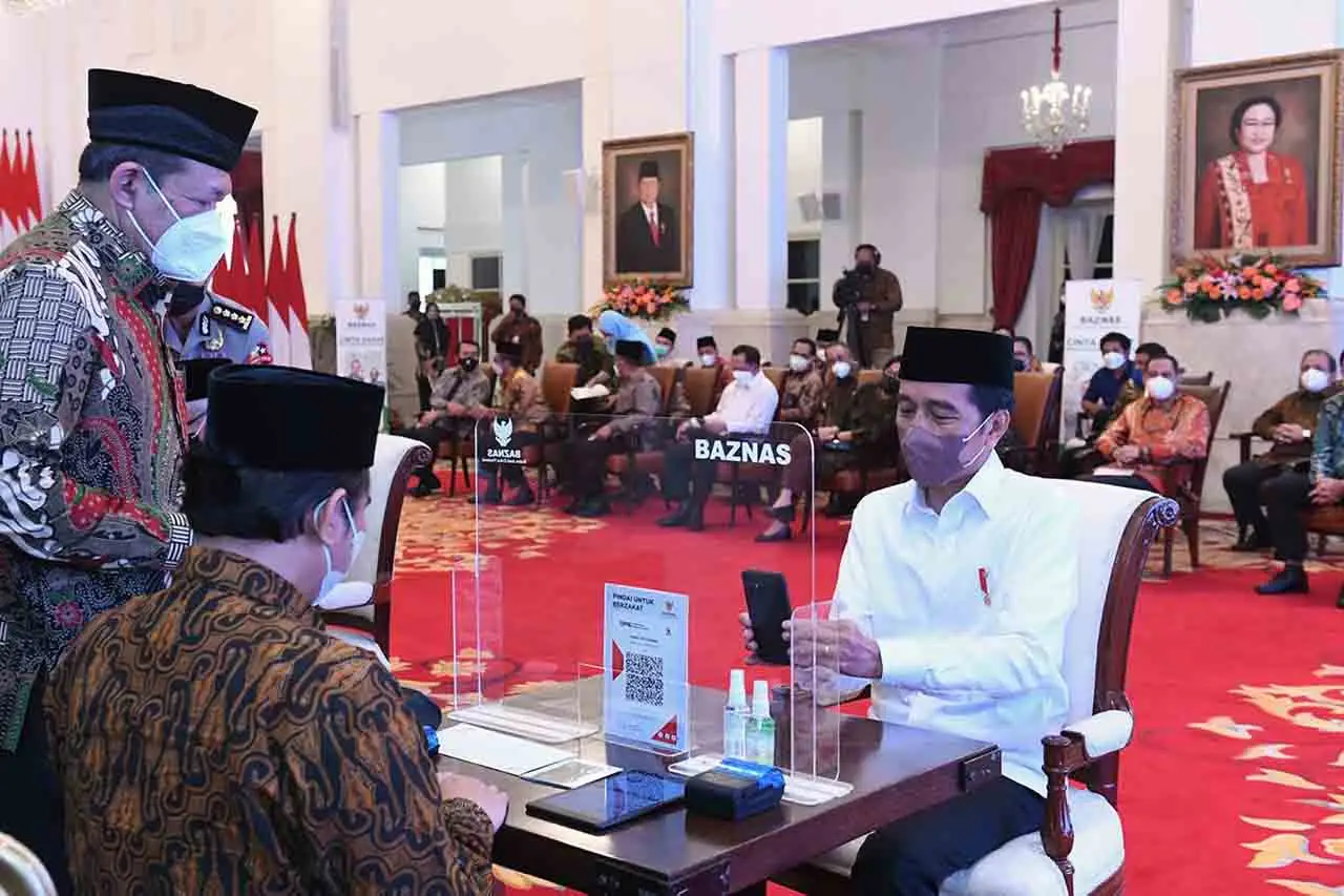 Presiden Jokowi Serahkan...