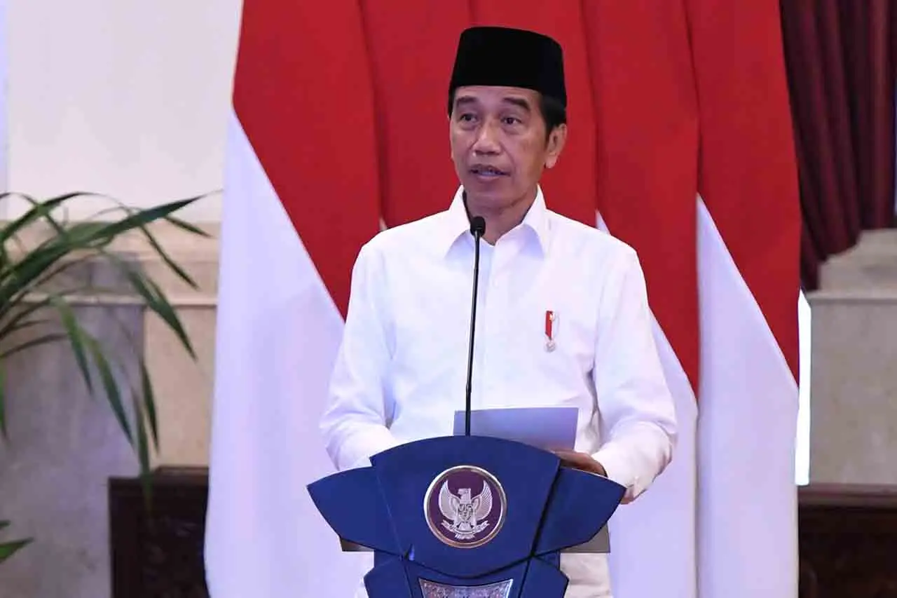 Presiden Jokowi Serahkan...