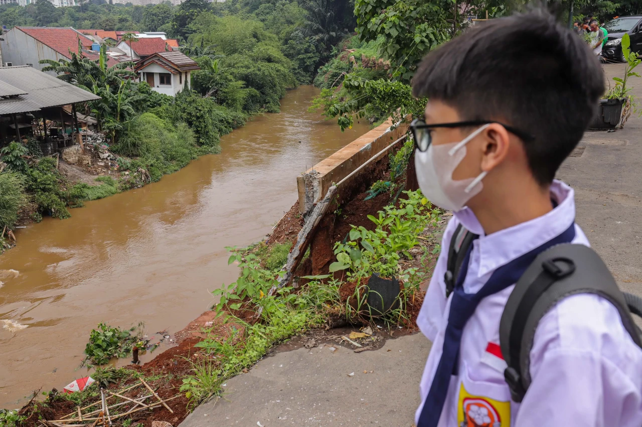 Bantaran Sungai Ciliwung...
