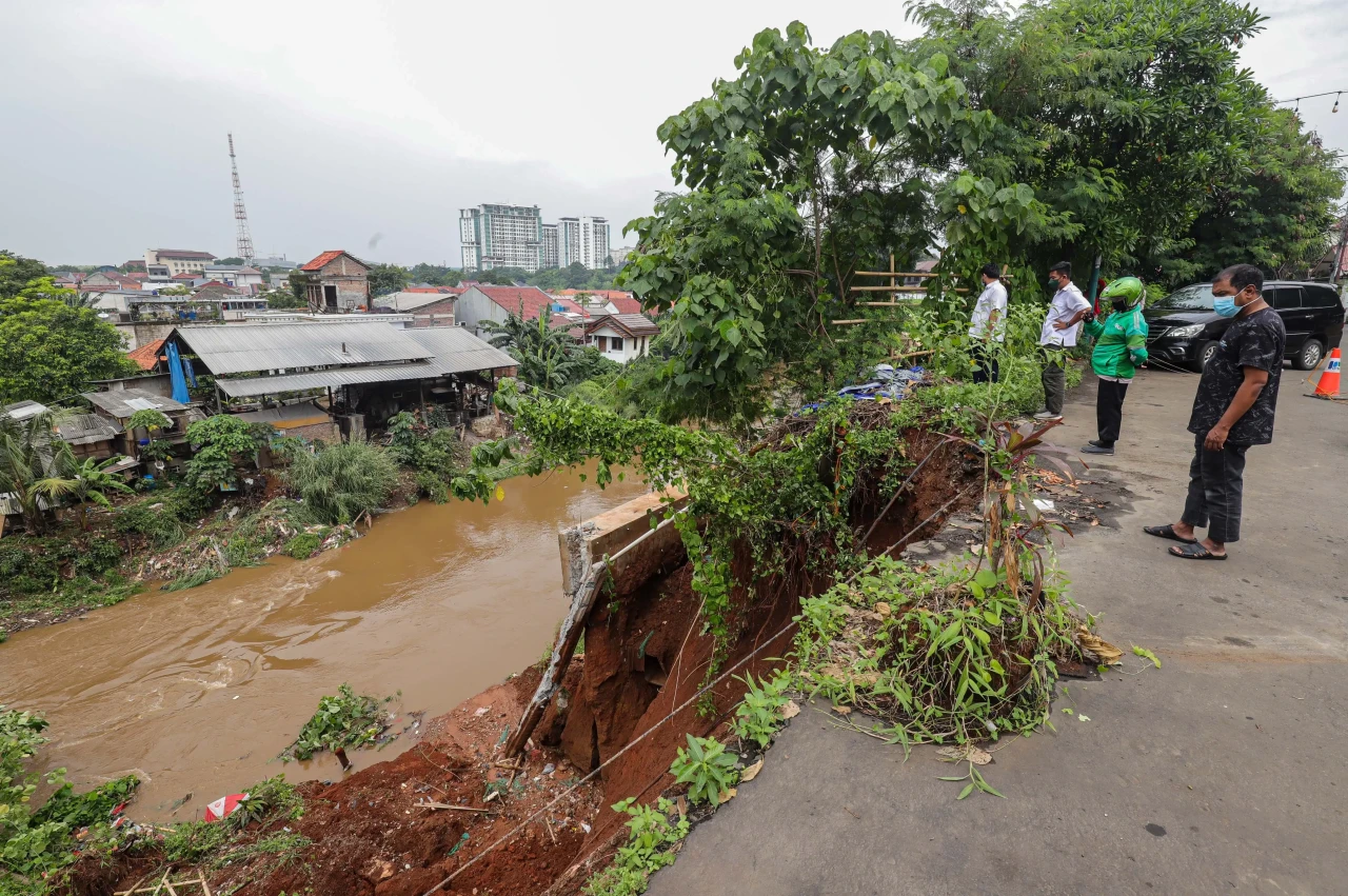 Bantaran Sungai Ciliwung...