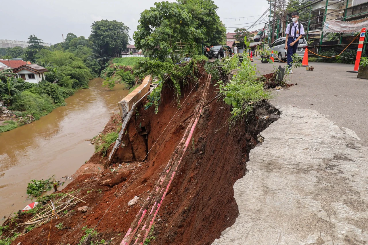 Bantaran Sungai Ciliwung...