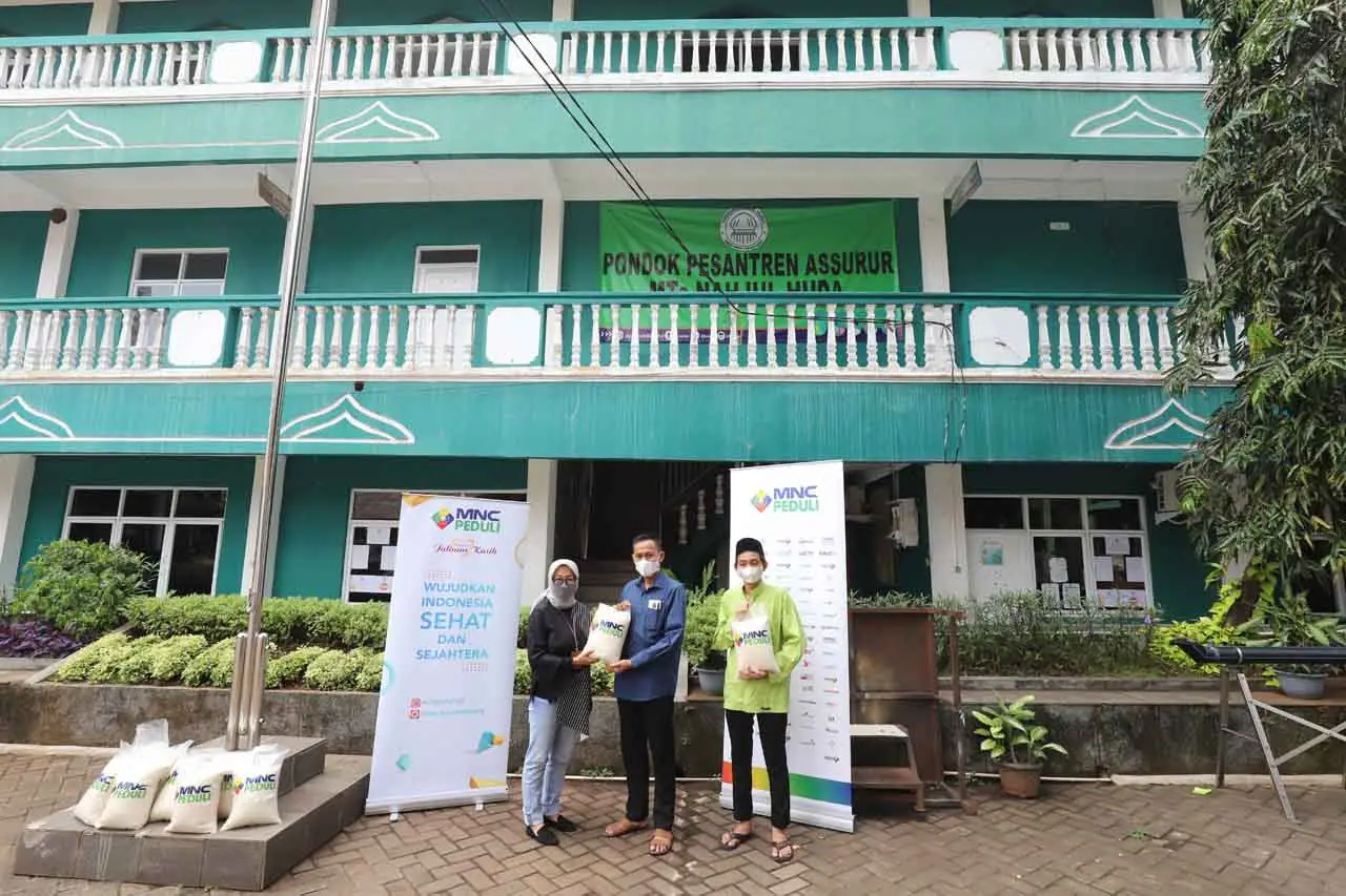 MNC Peduli Serahkan...