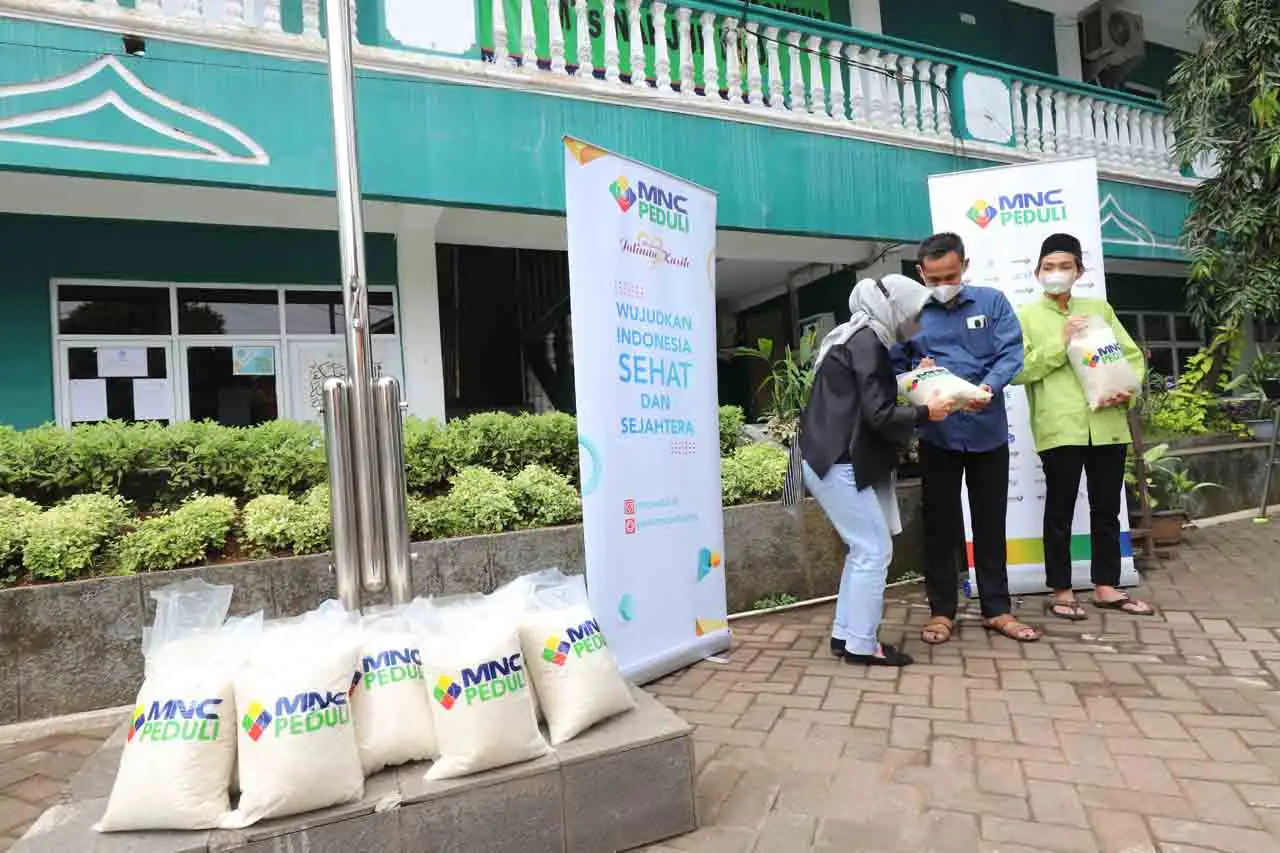 MNC Peduli Serahkan...