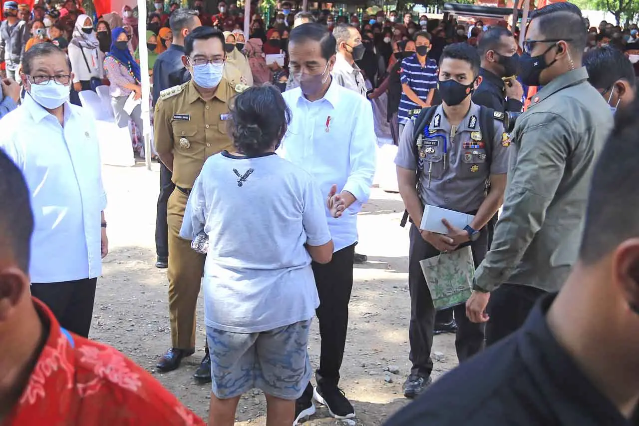 Presiden Jokowi Bagikan...