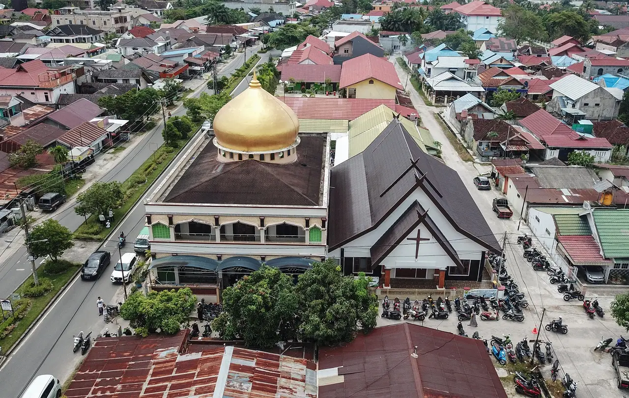 Dibangun Bersamaan,...