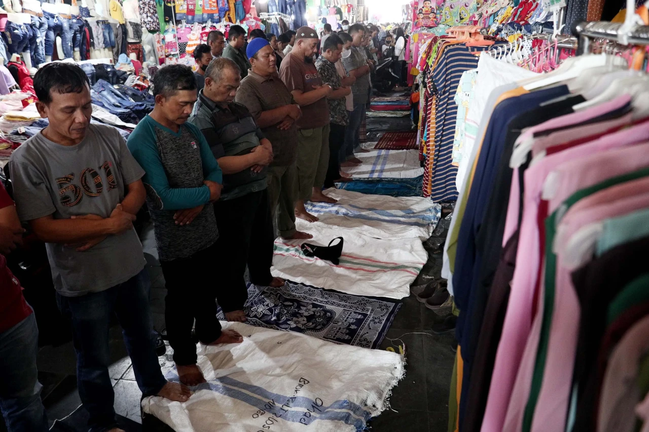 Ibadah Salat Jumat Pasar...