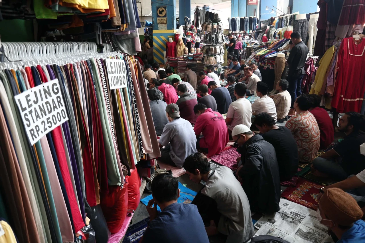 Ibadah Salat Jumat Pasar...