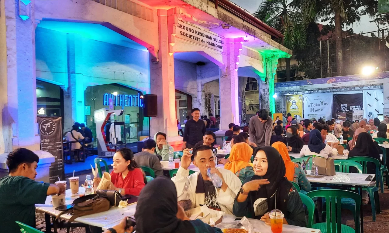 Berbuka Puasa di Pasar...