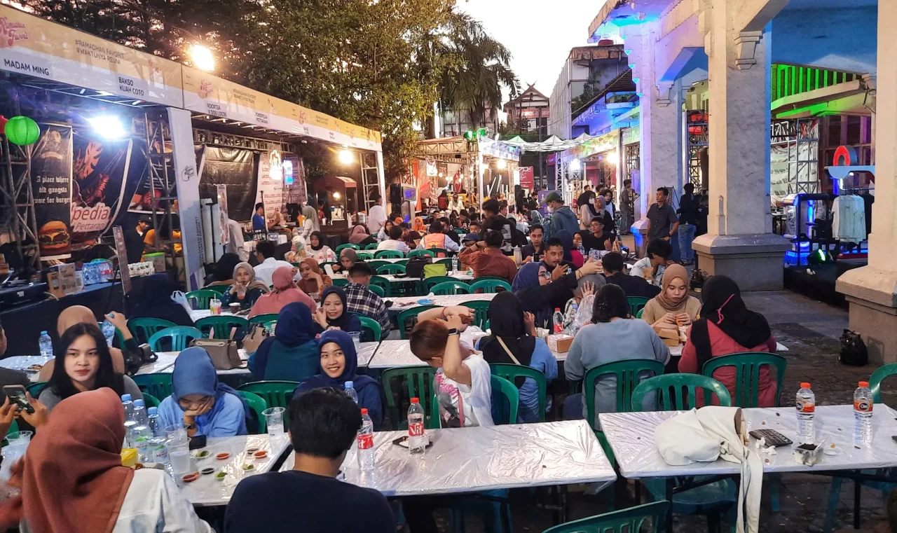 Berbuka Puasa di Pasar...