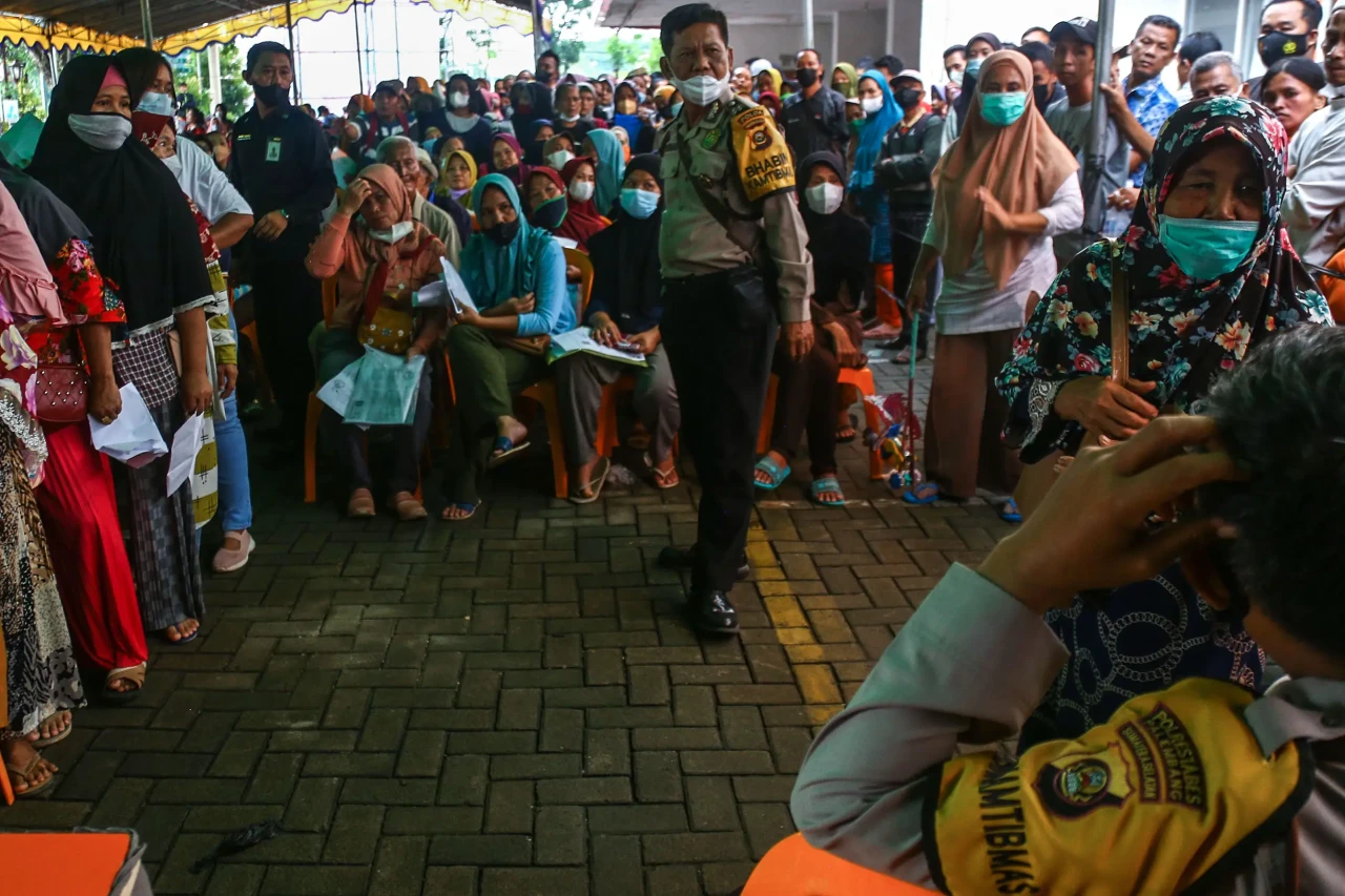 Warga Cairkan Bantuan...