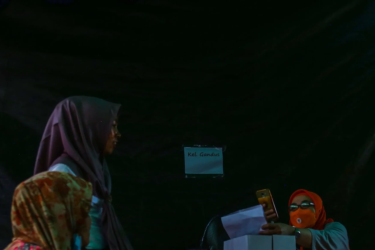 Warga Cairkan Bantuan...