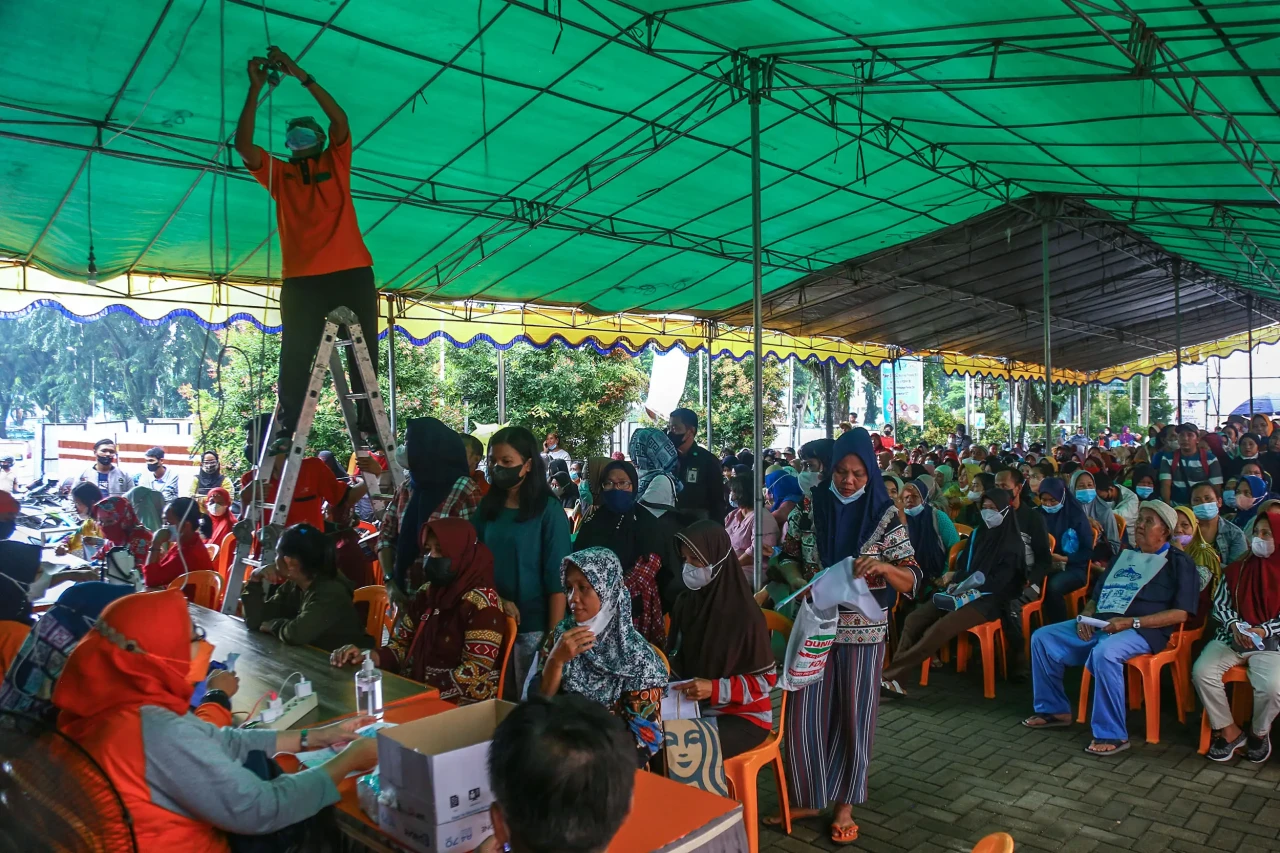 Warga Cairkan Bantuan...