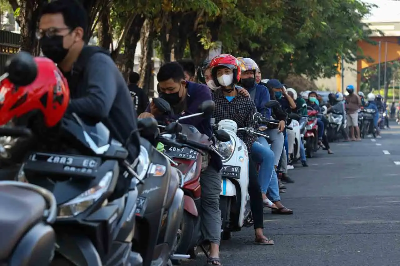 Antrean Panjang Penukaran...