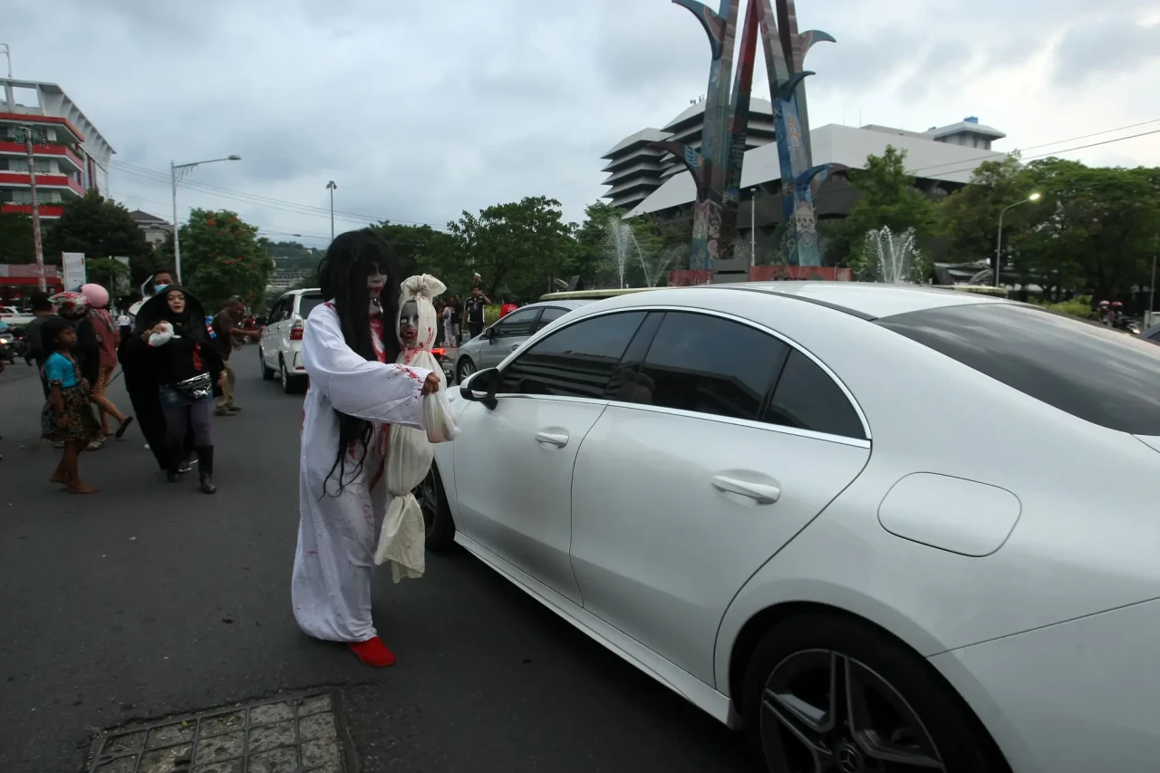 Ngabuburit Ala Hantu...