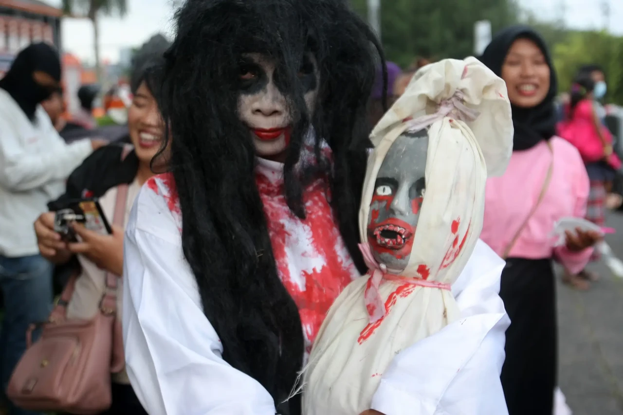 Ngabuburit Ala Hantu...