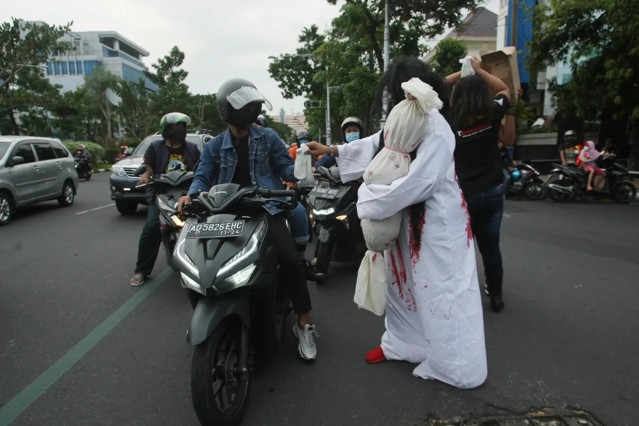 Ngabuburit Ala Hantu...