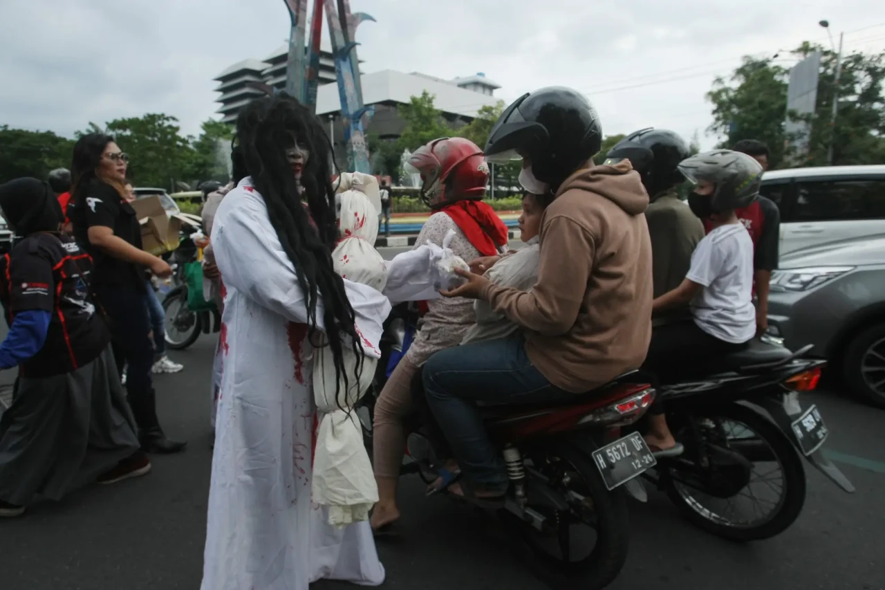 Ngabuburit Ala Hantu...