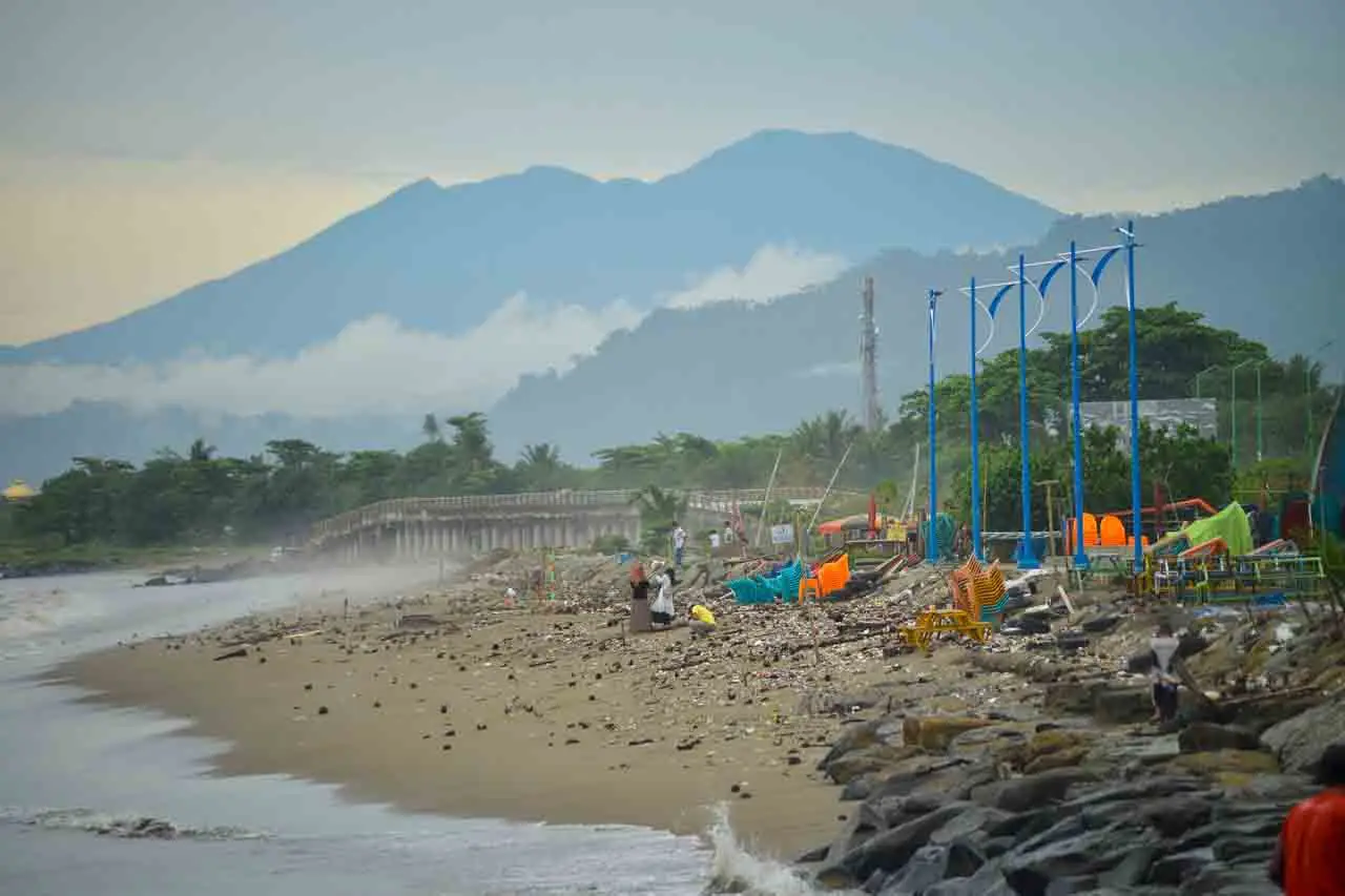 Sampah Berserakan di...