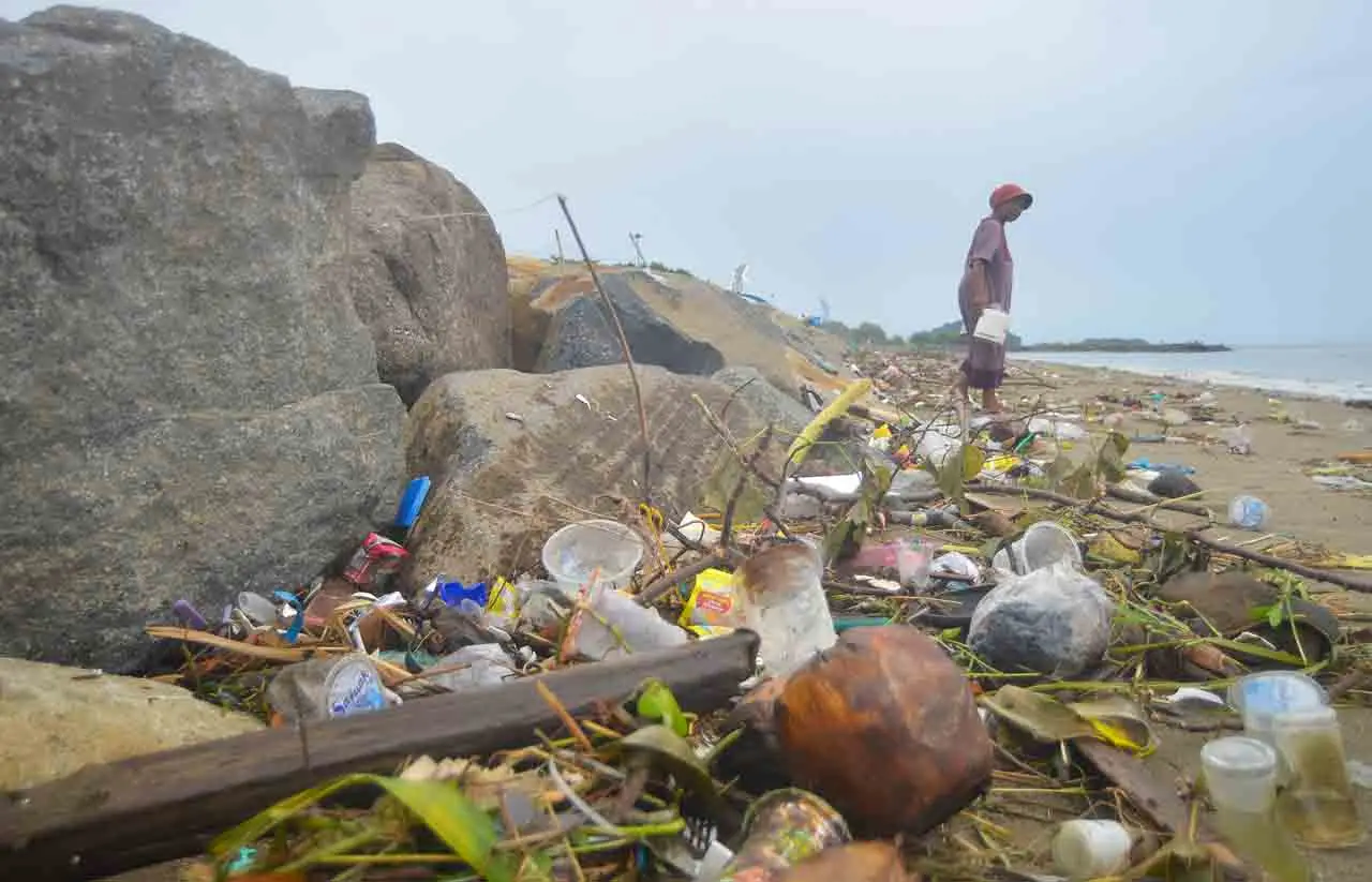Sampah Berserakan di...
