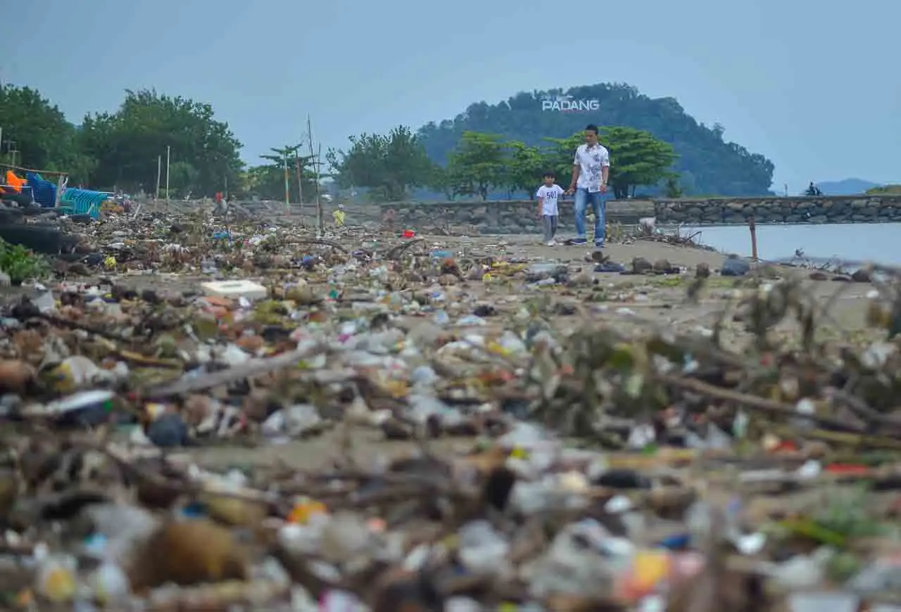 Sampah Berserakan di...