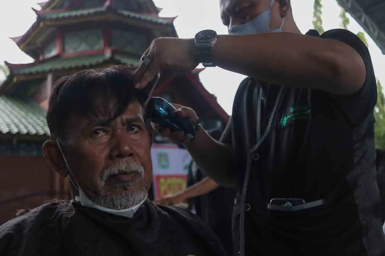 Potong Rambut Massal...