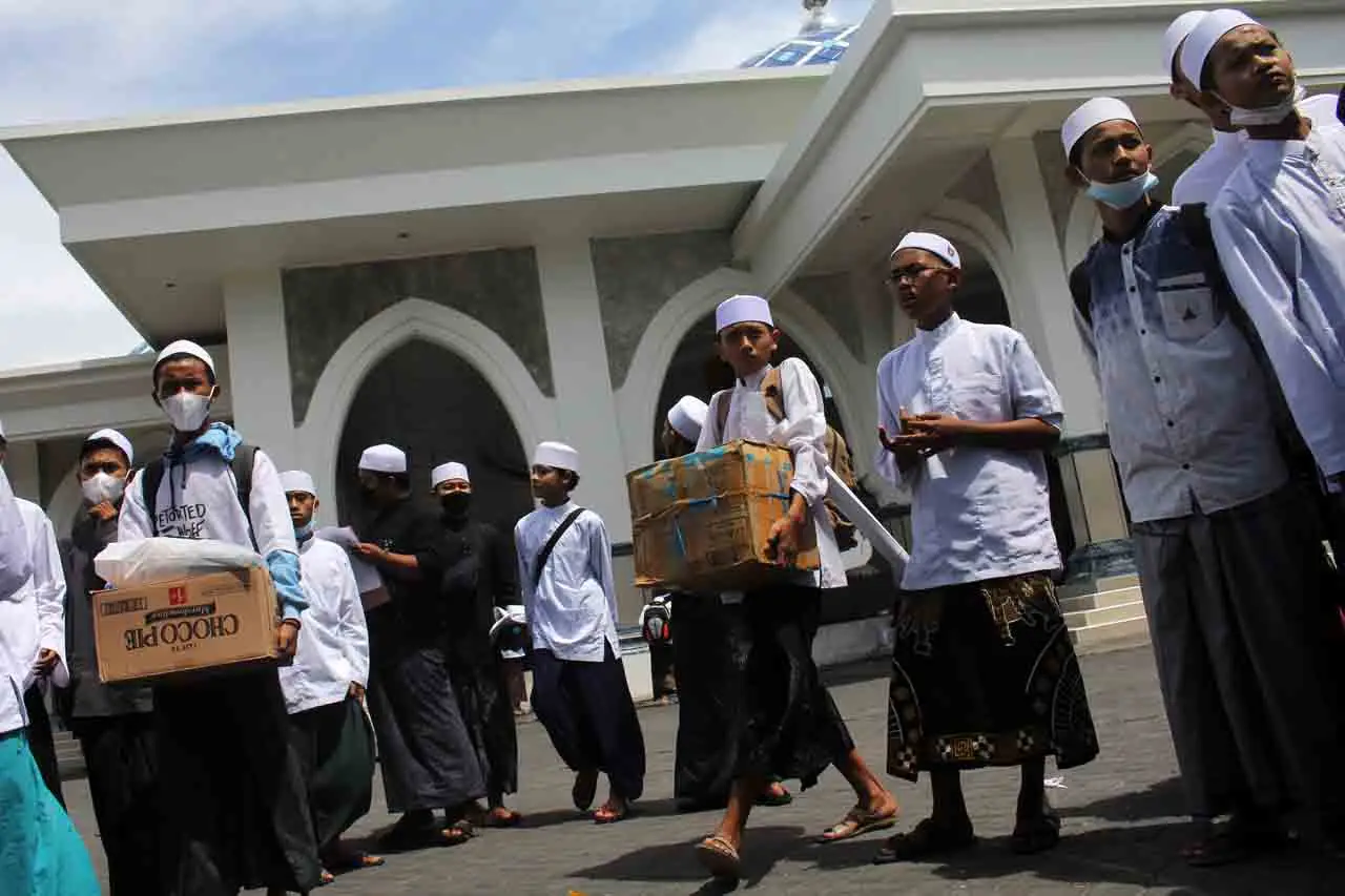 Hindari Kemacetan, Santri...
