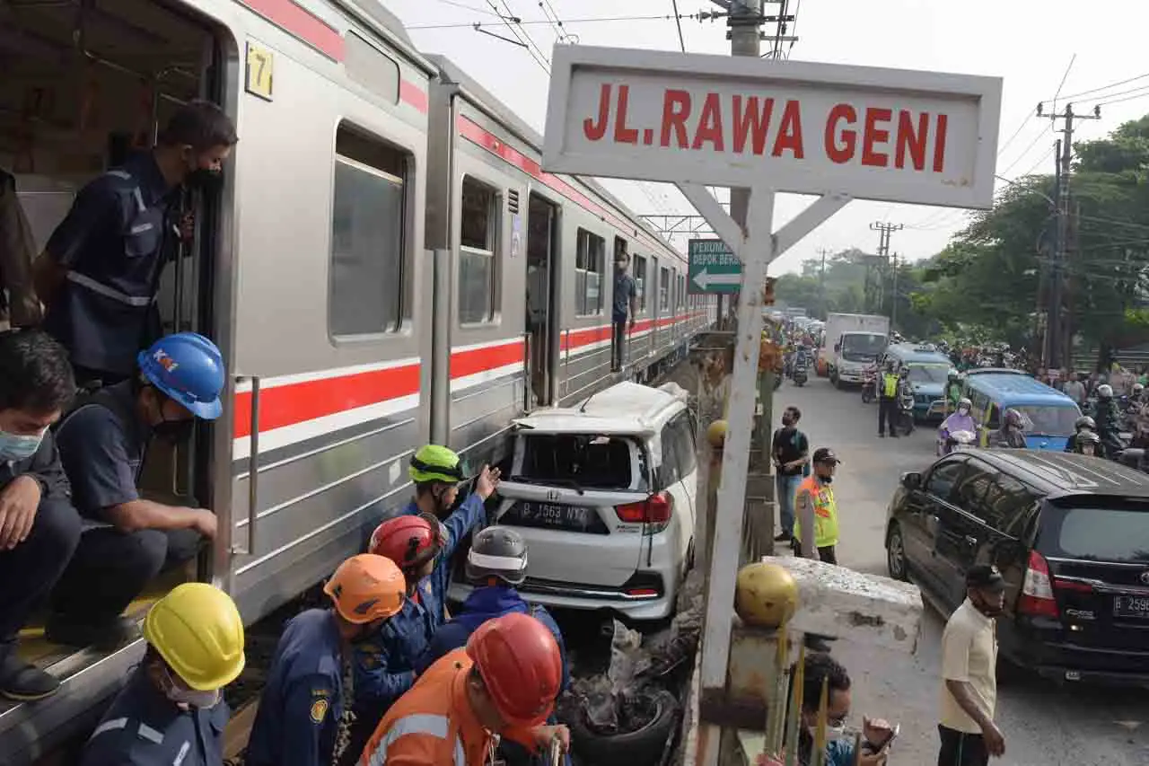 Ditabrak KRL, Mobil...
