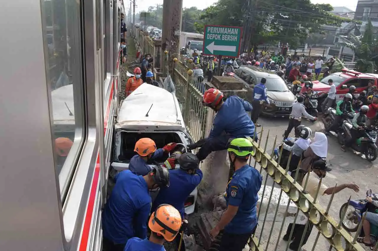 Ditabrak KRL, Mobil...