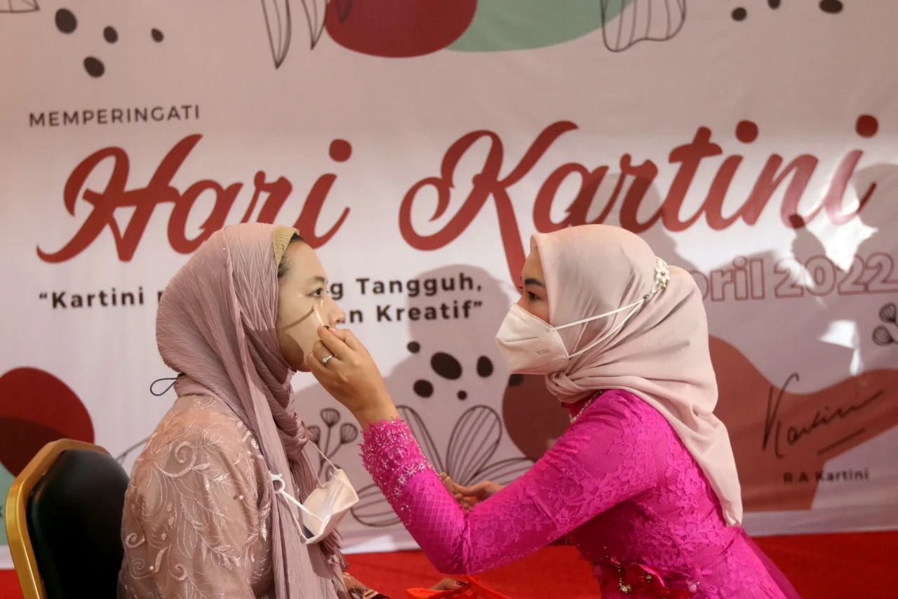 Melihat Keseruan Karyawan...