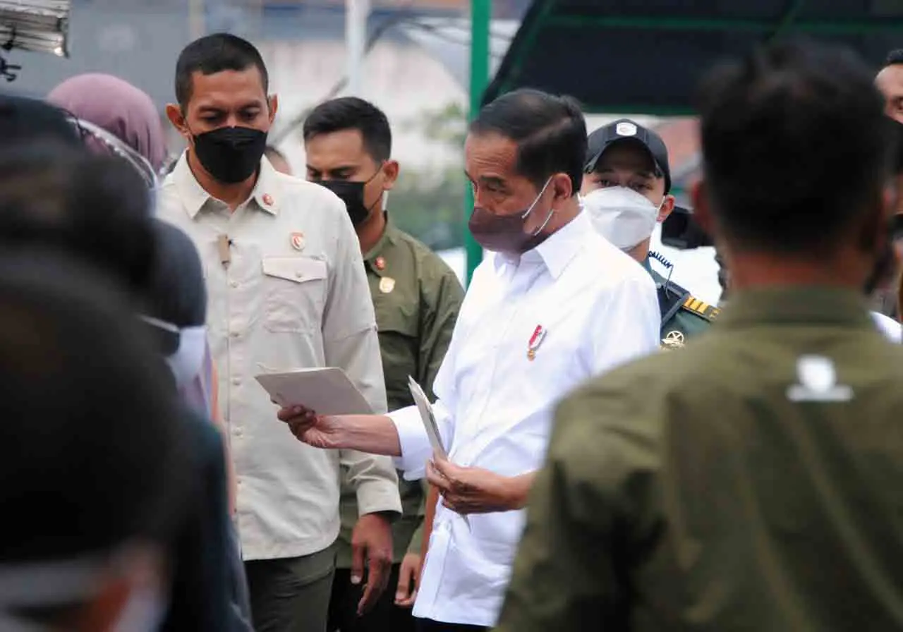 Presiden Bagikan BLT...