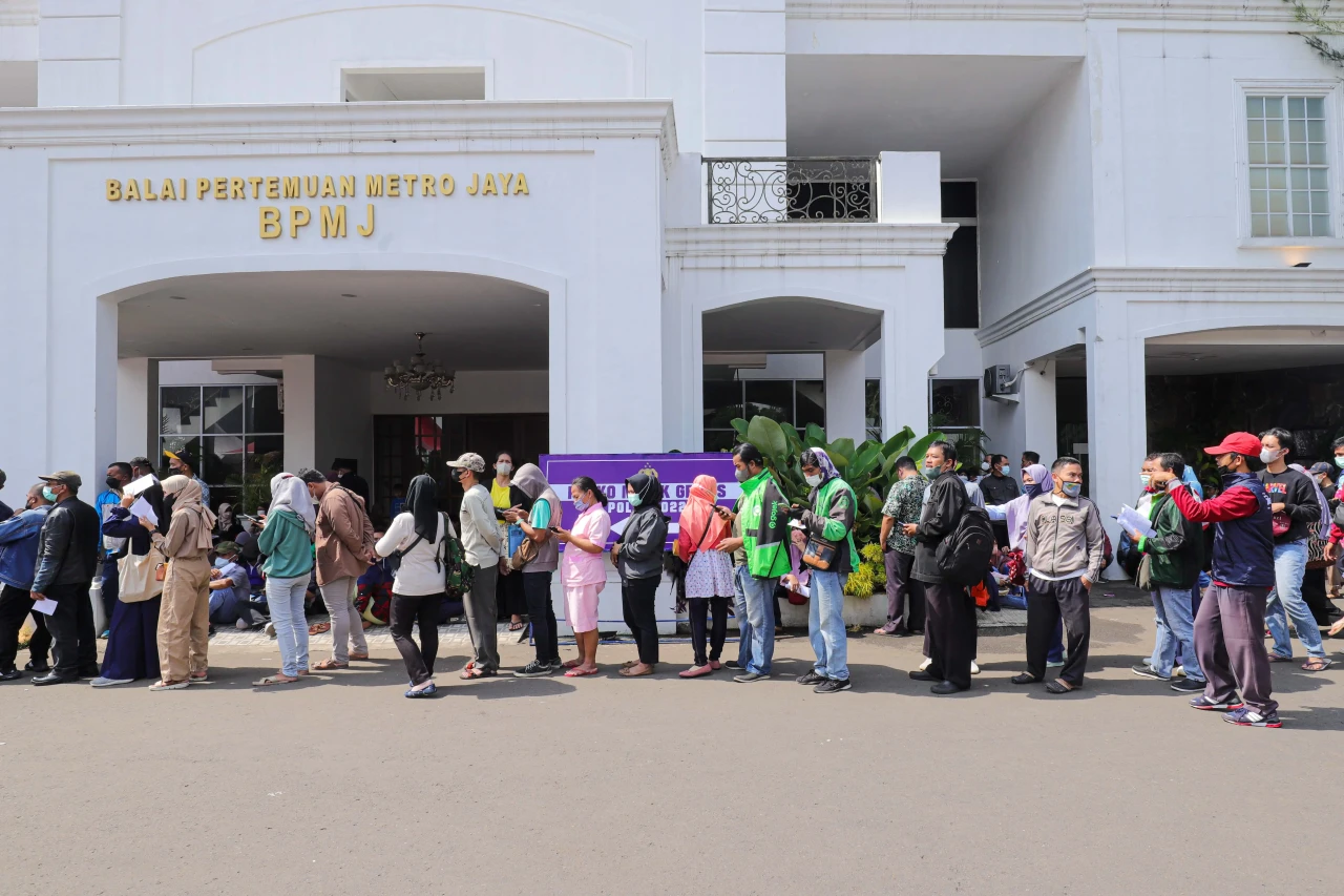 Antrean Warga Daftar...