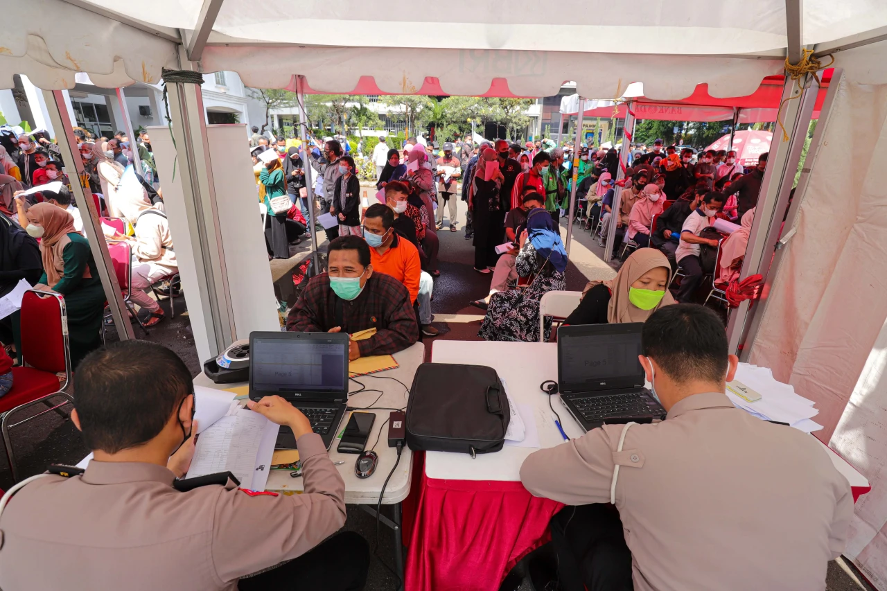 Antrean Warga Daftar...
