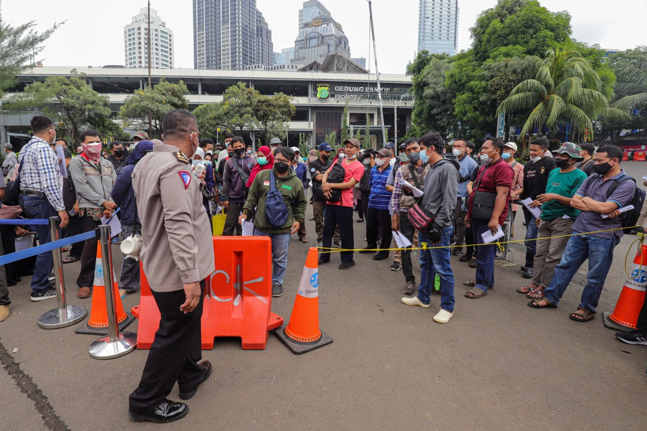 Antrean Warga Daftar...